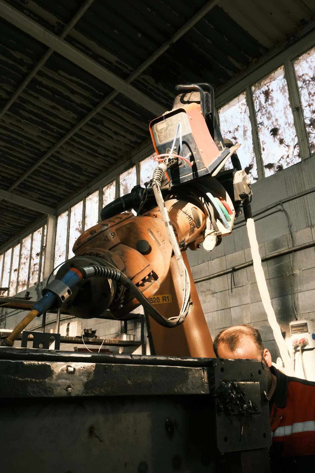 Robot autónomo interactuando con humanos en un entorno urbano